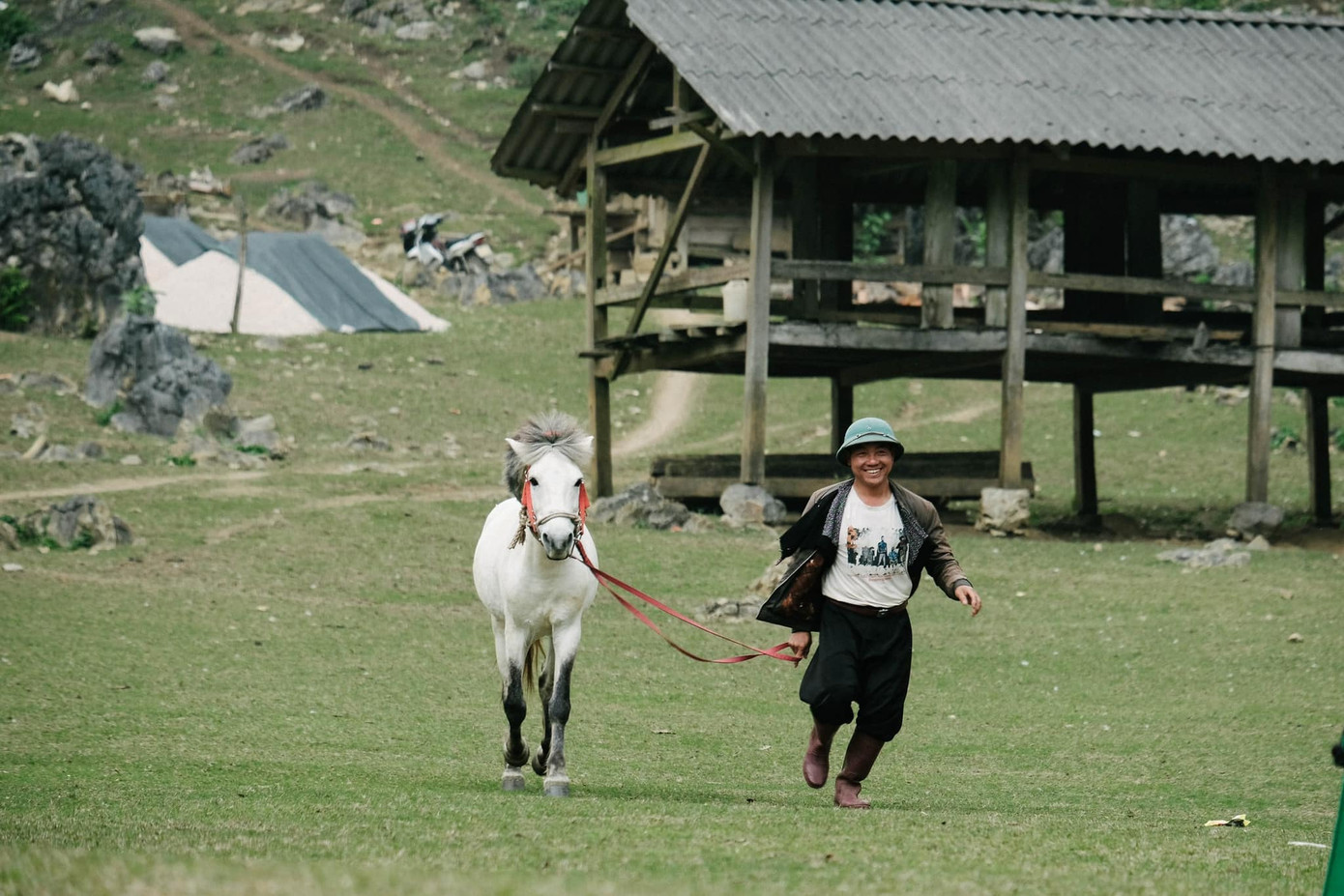 Bạn Nguyễn Thùy Dương chia sẻ: "Đường đi Hang Táu đang được cải thiện. Vì vậy, các bạn hãy ghé thăm để tìm một nơi để trốn, hòa mình vào sự bình yên". Ảnh: FBNV