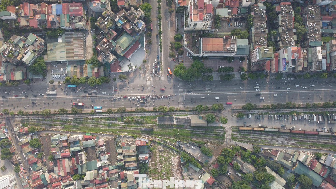 Ngoài dự án hầm chui Giải Phóng - Kim Đồng, Ban Giao thông cũng vừa có báo cáo UBND thành phố Hà Nội kế hoạch triển khai một số dự án giao thông cấp bách, trọng điểm khác, trong đó có Dự án cải tạo, nâng cấp quốc lộ 6, đoạn Ba La - Xuân Mai, dự kiến khởi công vào tháng 11/2022; Dự án xây dựng tuyến đường kết nối đường Pháp Vân - Cầu Giẽ với đường Vành đai 3, dự kiến khởi công vào đầu quý II năm 2023. Ngoài dự án hầm chui Giải Phóng - Kim Đồng, Ban Giao thông cũng vừa có báo cáo UBND thành phố Hà Nội kế hoạch triển khai một số dự án giao thông cấp bách, trọng điểm khác, trong đó có Dự án cải tạo, nâng cấp quốc lộ 6, đoạn Ba La - Xuân Mai, dự kiến khởi công vào tháng 11/2022; Dự án xây dựng tuyến đường kết nối đường Pháp Vân - Cầu Giẽ với đường Vành đai 3, dự kiến khởi công vào đầu quý II năm 2023.