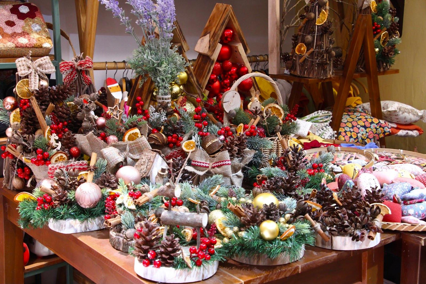 Tận dụng thân cây, cây thông mini điểm thêm hạt châu, quả thông nhỏ tạo nên những hình trang trí khác nhau thích hợp với bạn trẻ có không gian phòng nhỏ. Nhiều bạn cũng lựa chọn đồ trang trí đơn giản được làm thủ công và giúp bảo vệ môi trường. Ảnh: Châu Linh