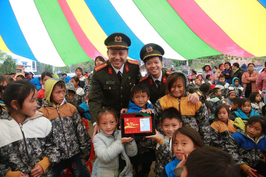 Đoàn công tác trao tặng áo ấm cho trẻ em vùng cao. Đoàn công tác trao tặng áo ấm cho trẻ em vùng cao.