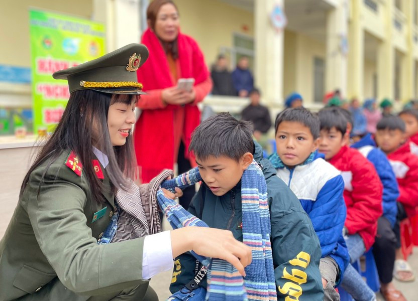 Hành trình "Nghĩa tình biên giới" là một hoạt động ý nghĩa của tuổi trẻ Công an Thủ đô. Hành trình "Nghĩa tình biên giới" là một hoạt động ý nghĩa của tuổi trẻ Công an Thủ đô.