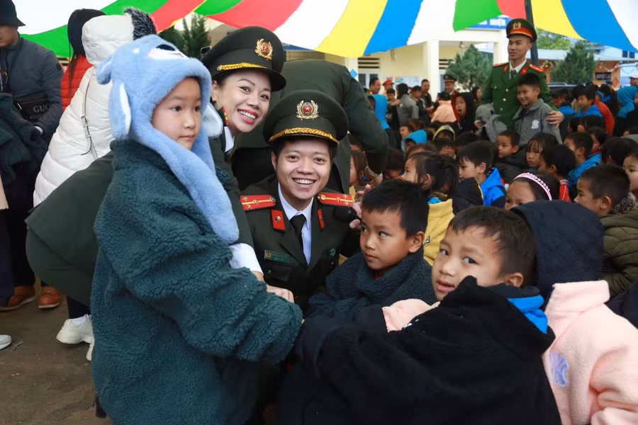 Đoàn công tác trao tặng áo ấm cho trẻ em vùng cao.