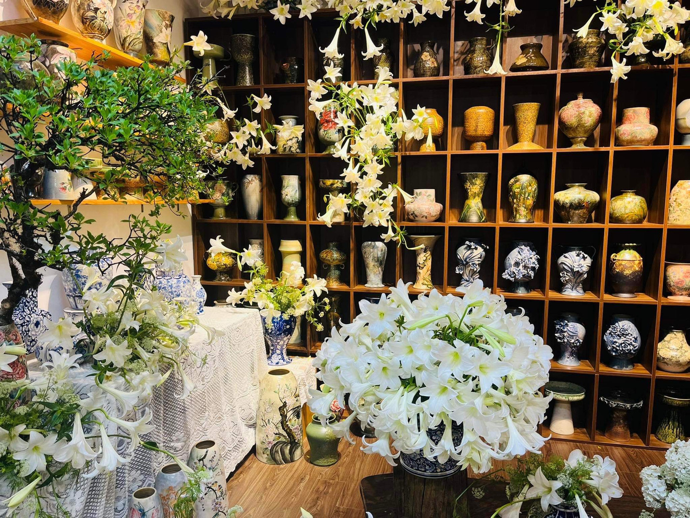 Chia sẻ cảm xúc trên mạng xã hội, chị Trang viết: "Mọi năm, cứ mỗi mùa loa kèn, mình sẽ chụp một bộ ảnh ngoại cảnh, nhưng năm nay thì khác, mình và nhóm chị em đã tranh thủ lúc giá kèn chạm đáy để cắm một phòng kèn. Kế hoạch chỉ lên trong tích tắc, 7 chị em vừa cắm vừa buôn chuyện... vì thế, có lẽ đây là mùa kèn đáng nhớ nhất của mình. Còn các bạn thì sao, đã có kỷ niệm gì về mùa kèn của Hà Nội chưa?".