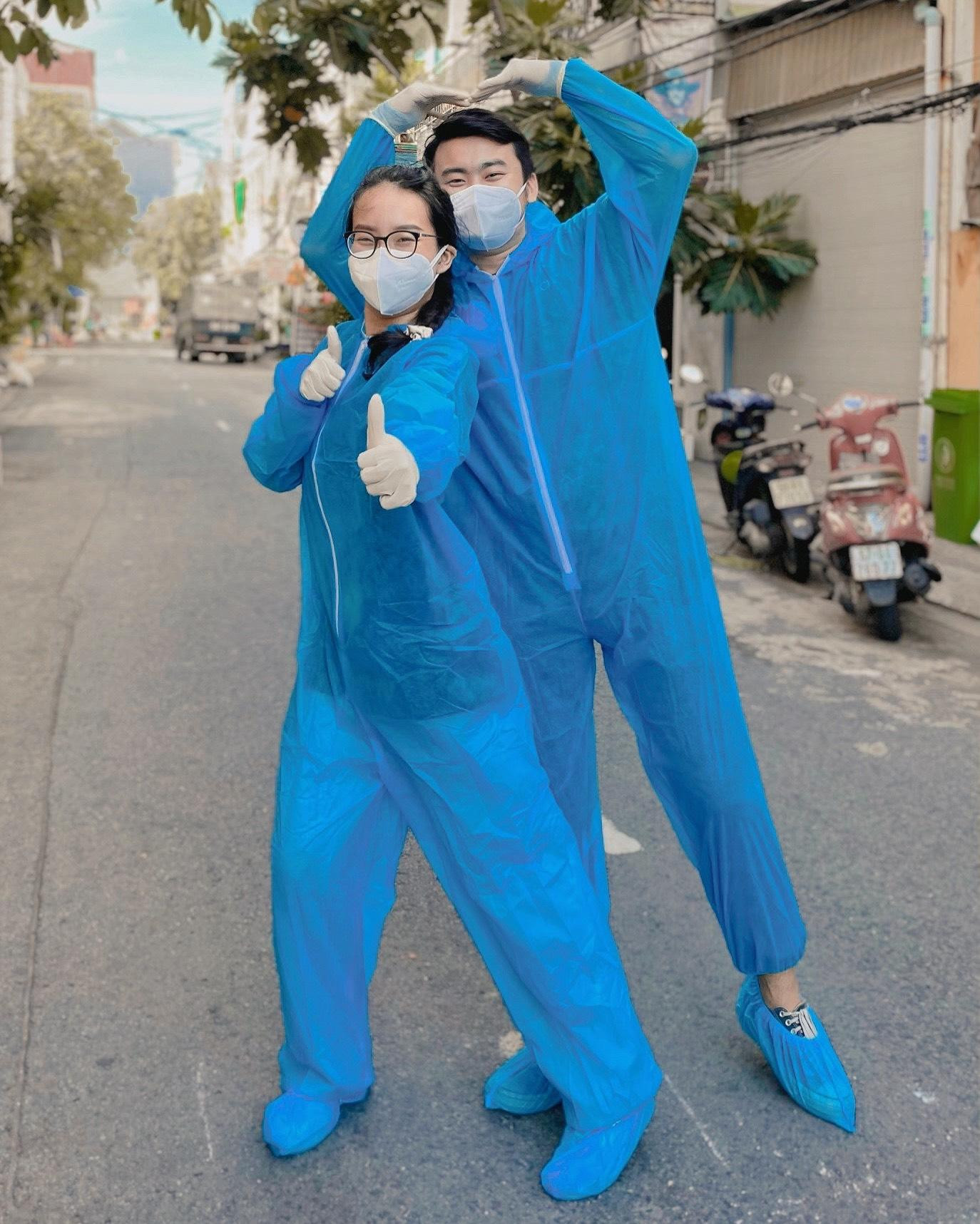 Phương Linh và Đức Thuận là tình nguyện viên tham gia cuộc chiến chống dịch trên địa bàn thành phố.