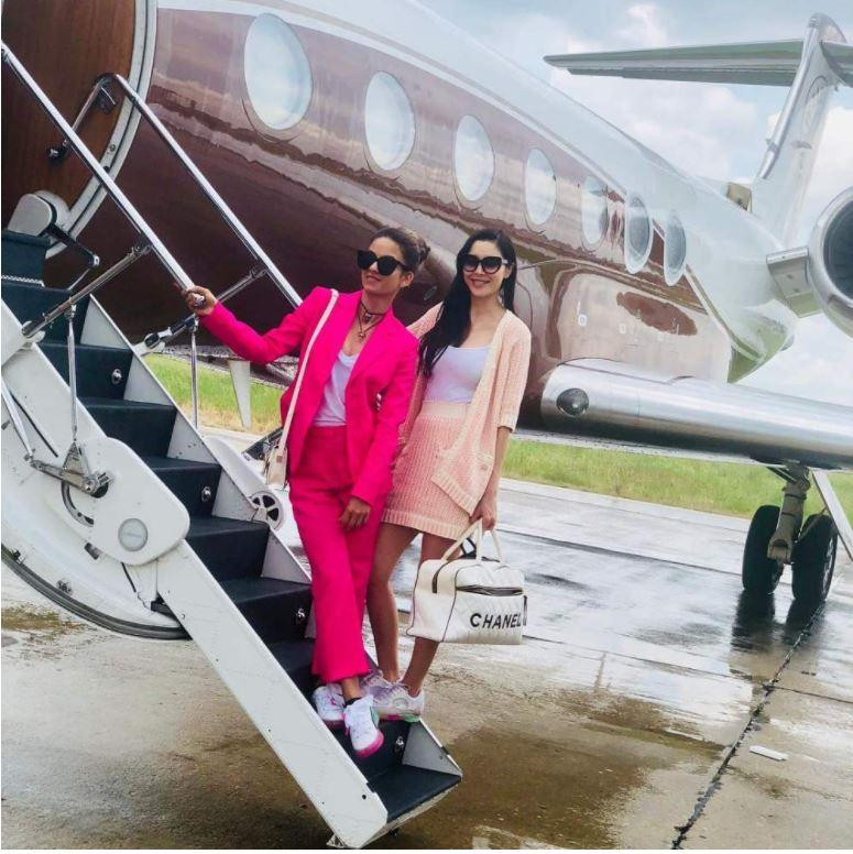 Cô vợ Natasha Poonawala (trước) của tỷ phú ngành dược phẩm Cyrus Poonawalla bên chiếc phi cơ riêng Cô vợ Natasha Poonawala (trước) của tỷ phú ngành dược phẩm Cyrus Poonawalla bên chiếc phi cơ riêng