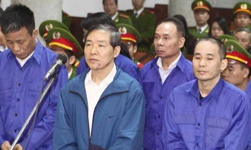 Ông Dương Chí Dũng và các đồng phạm tại tòa 