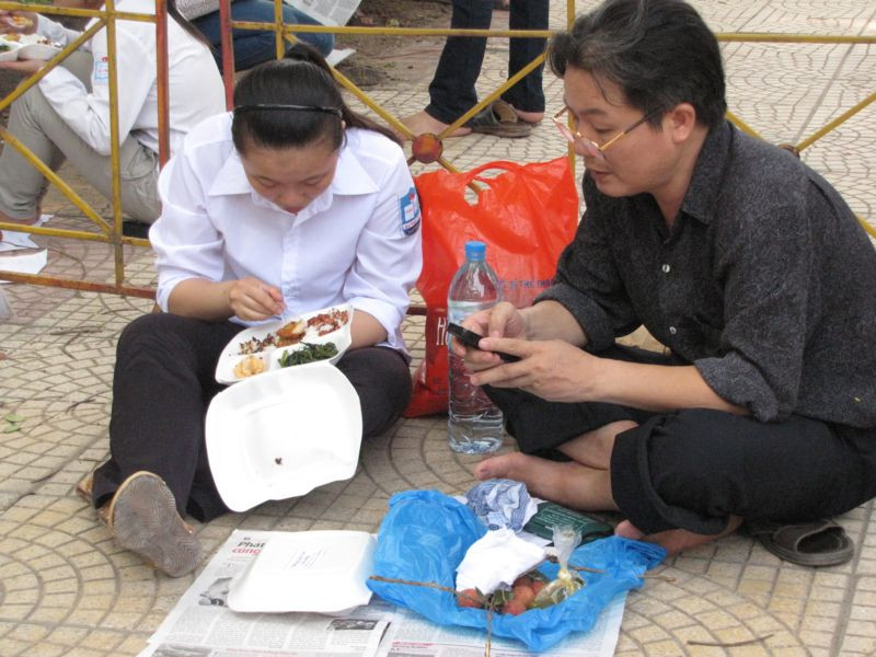 Những suất cơm ấm áp tình người.