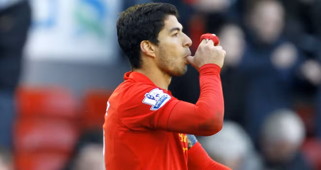 Suarez tốn nhiều giấy mực báo giới Anh