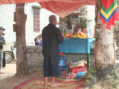 Rắn đã được lập bàn thờ, và có cả ảnh để thờ. Ảnh: Nguyễn Trường