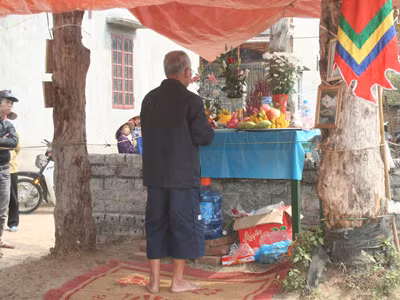 Rắn đã được lập bàn thờ, và có cả ảnh để thờ. Ảnh: Nguyễn Trường. Rắn đã được lập bàn thờ, và có cả ảnh để thờ. Ảnh: Nguyễn Trường