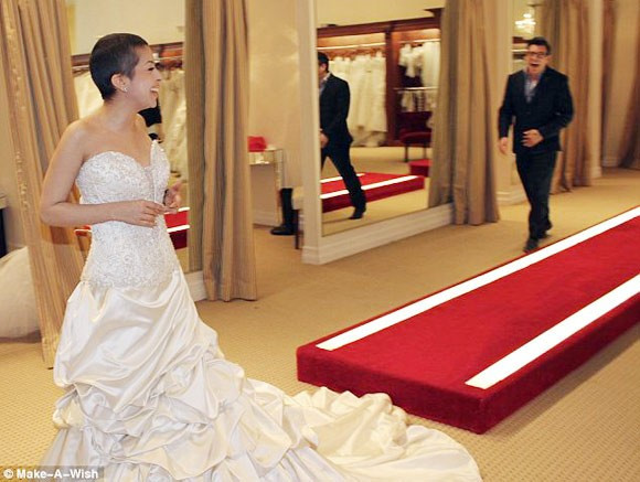  Leslie đã nhiều đêm ao ước được một lần khoác lên mình bộ váy cô dâu và kết hôn với chàng trai của đời mình. Và điều ước đó đã trở thành hiện thực vào ngày 21/11 vừa qua nhờ sự giúp đỡ của tổ chức từ thiện mang tên Make-A-Wish Foundation