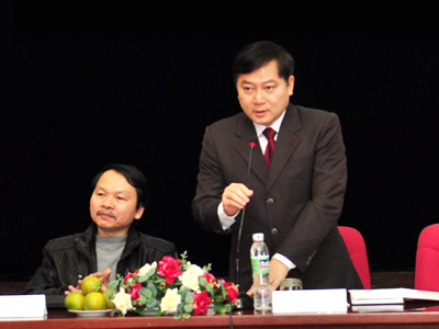 Nhà báo Lê Xuân Sơn, Phó TBT thường trực báo Tiền Phong phát biểu chào mừng, Tiến sĩ Trần Quang Đạo – Giám đốc Quỹ Hỗ trợ Tài năng trẻ Việt Nam, Tổng Biên tập Báo Nhi Đồng (bên trái) 