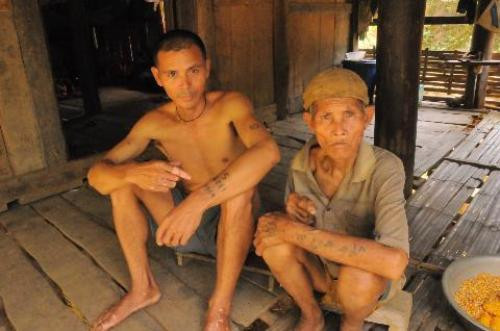 Nhiều người Xinh Mun xăm họ tên và năm sinh của mình lên tay để nhớ. Nhiều người Xinh Mun xăm họ tên và năm sinh của mình lên tay để nhớ