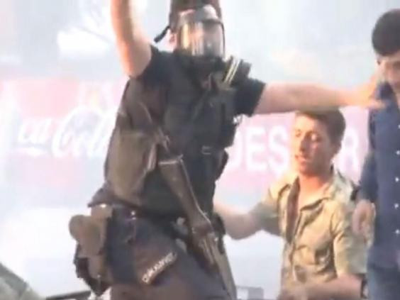 Khoảnh khắc cảnh sát bảo vệ lính đảo chính gây xúc động ảnh 1