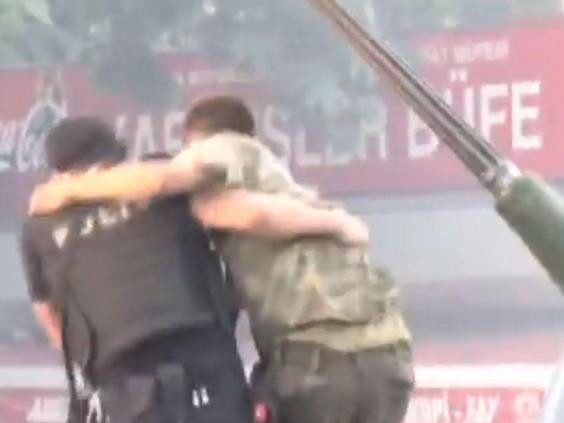 Khoảnh khắc cảnh sát bảo vệ lính đảo chính gây xúc động ảnh 5