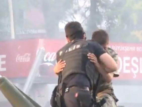 Khoảnh khắc cảnh sát bảo vệ lính đảo chính gây xúc động ảnh 2