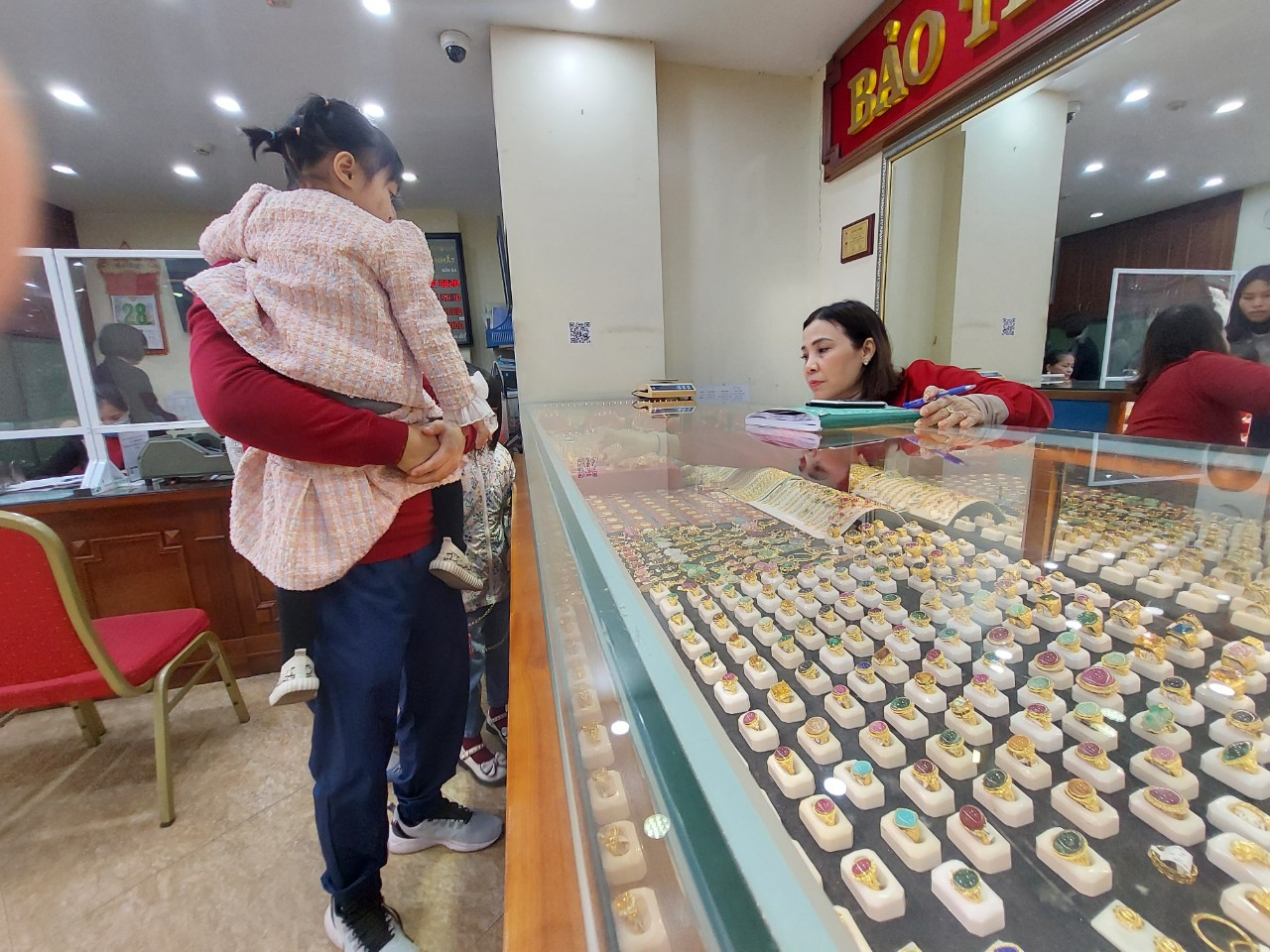 Người dân tìm hiểu giá vàng tại cửa hàng vàng tại Hà Nội (ảnh: NL). Người dân tìm hiểu giá vàng tại cửa hàng vàng tại Hà Nội (ảnh: NL).