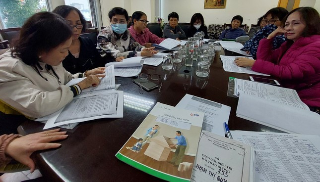 Người dân đến báo Tiền Phong cầu cứu vì tiền tiết kiệm bị chuyển thành bảo hiểm nhân thọ.