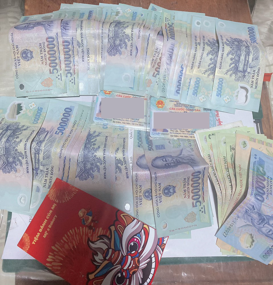 Số tiền hơn 34 triệu đồng và giấy tờ tuỳ thân hành khách để quên trên chuyến tàu mùng 1 Tết được nhân viên đường sắt trả lại.