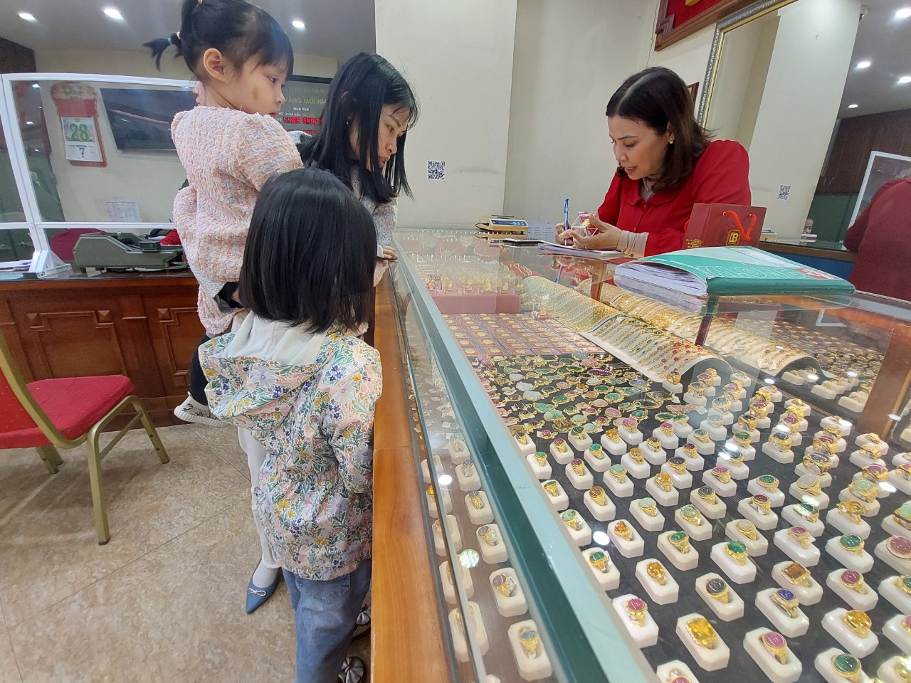 Một tuần sau ngày vía Thần tài, người mua vàng nhẫn lỗ 2 triệu đồng/lượng. Một tuần sau ngày vía Thần tài, người mua vàng nhẫn lỗ 2 triệu đồng/lượng.