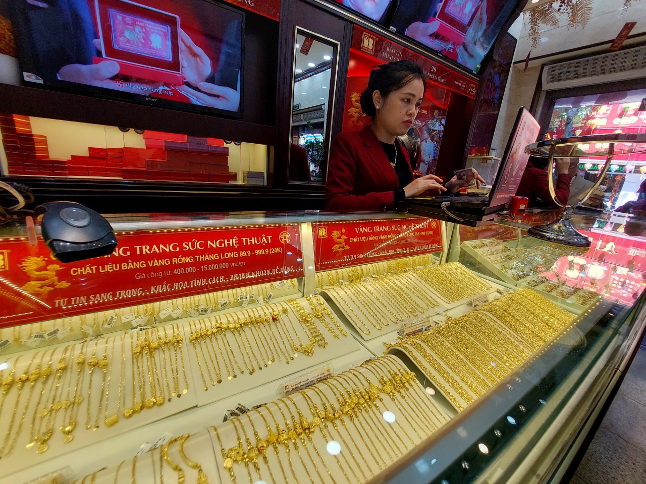 Giá vàng đồng loạt tăng mạnh Giá vàng đồng loạt tăng mạnh