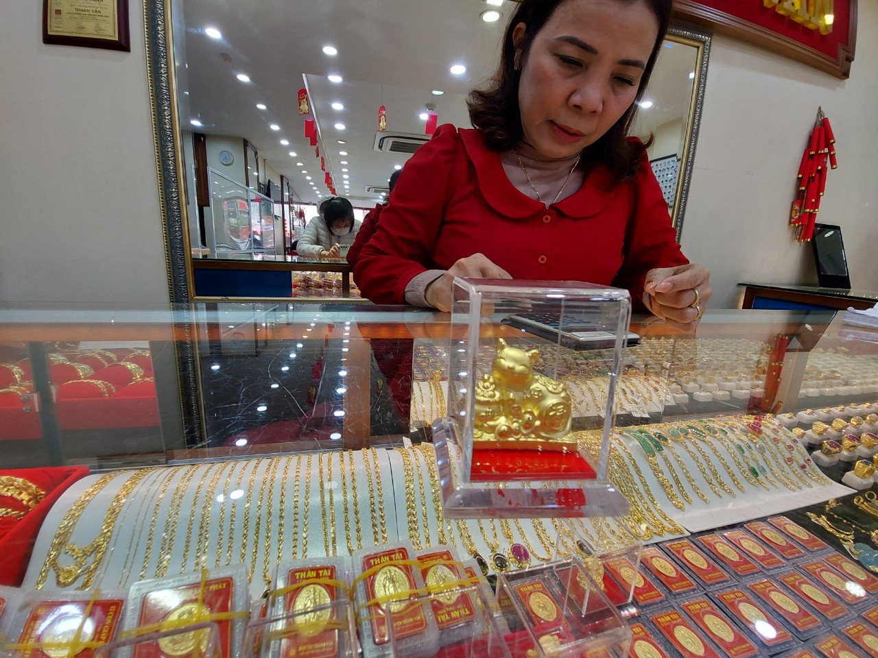 Người dân lỗ 1 triệu đồng/lượng ngay khi mua vàng Người dân lỗ 1 triệu đồng/lượng ngay khi mua vàng