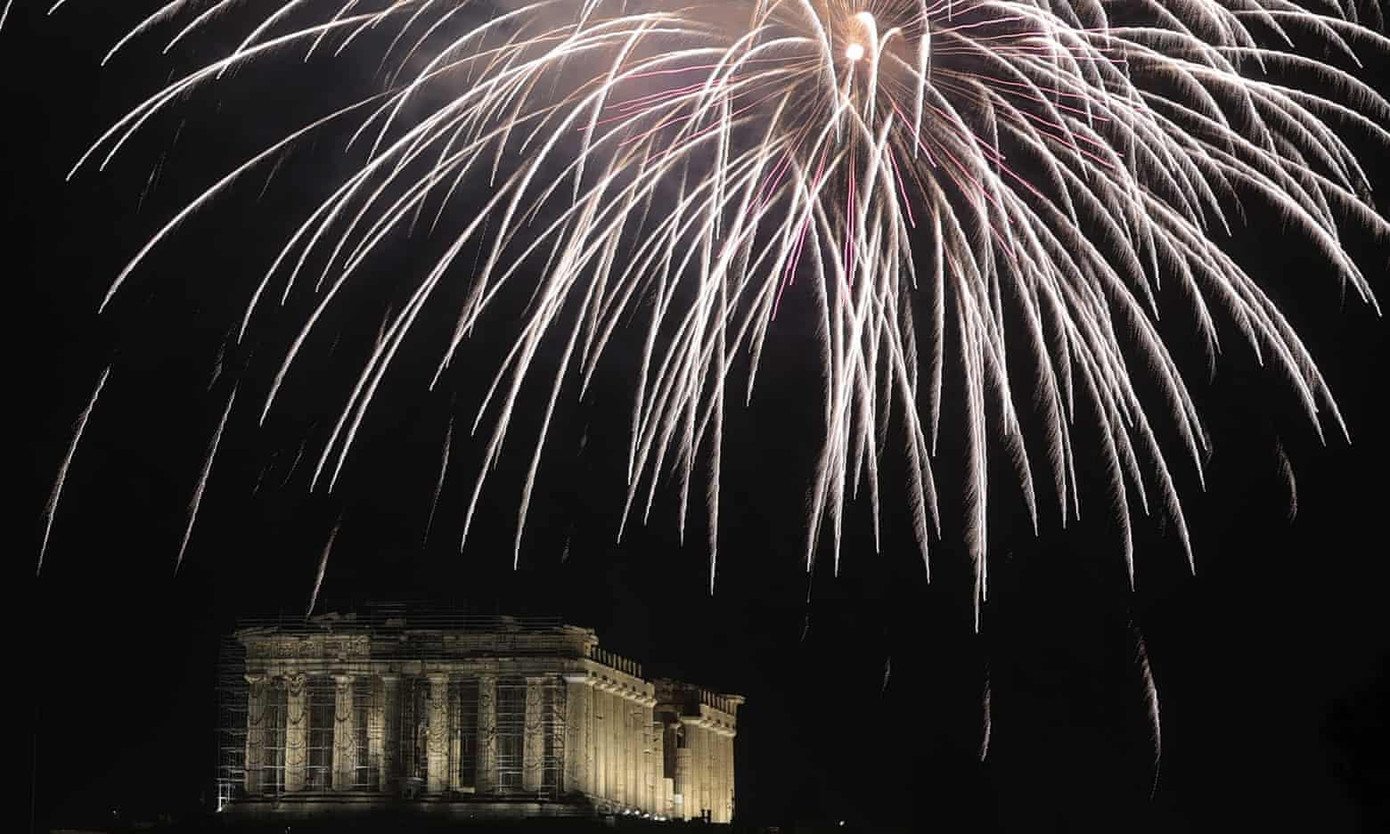 Pháo hoa thắp sáng đền Parthenon nổi tiếng trong đêm giao thừa ở Athens (Hy Lạp). Ảnh: Getty