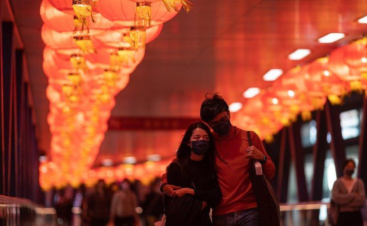 Một cây cầu đi bộ được trang hoàng bằng đèn lồng đỏ ở Hồng Kông (Trung Quốc). Ảnh: EPA Một cây cầu đi bộ được trang hoàng bằng đèn lồng đỏ ở Hồng Kông (Trung Quốc). Ảnh: EPA