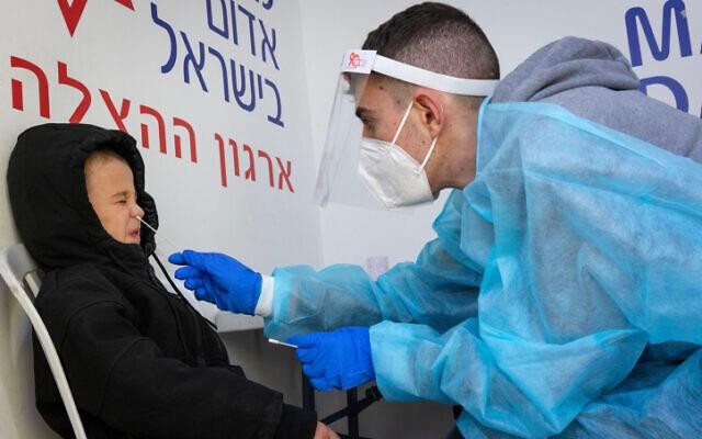Một em nhỏ được lấy mẫu xét nghiệm hôm 9/1 ở Jerusalem. Ảnh: Times of Israel