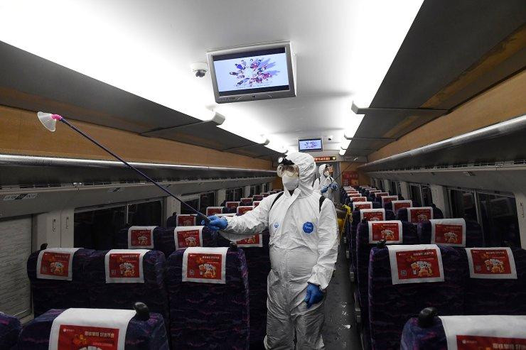 Phun khử khuẩn phòng ngừa COVID-19 trên tàu chở khách ở Nam Ninh (Trung Quốc). Ảnh: AP Phun khử khuẩn phòng ngừa COVID-19 trên tàu chở khách ở Nam Ninh (Trung Quốc). Ảnh: AP