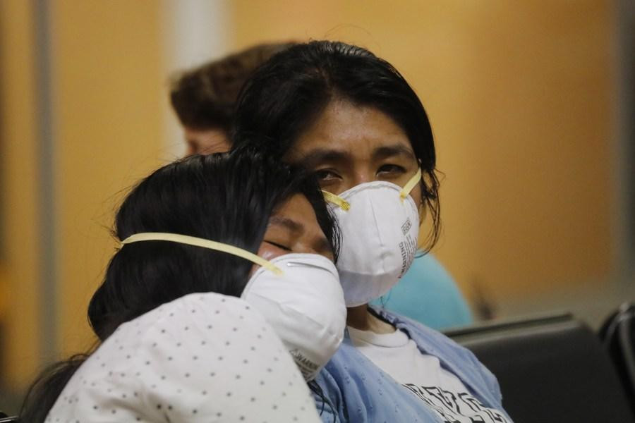 Người dân đeo khẩu trang khi chờ lên máy bay ở sân bay Jorge Chavez (Callao, Peru). Ảnh: Tân Hoa Xã