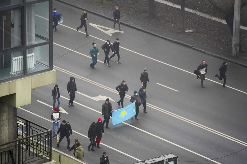 Người biểu tình cầm quốc kỳ Kazakhstan. Ảnh: AP Người biểu tình cầm quốc kỳ Kazakhstan. Ảnh: AP