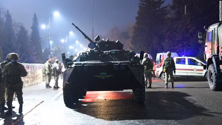 Xe bọc thép canh gác bên ngoài toà thị chính Almaty. Ảnh: Reuters Xe bọc thép canh gác bên ngoài toà thị chính Almaty. Ảnh: Reuters