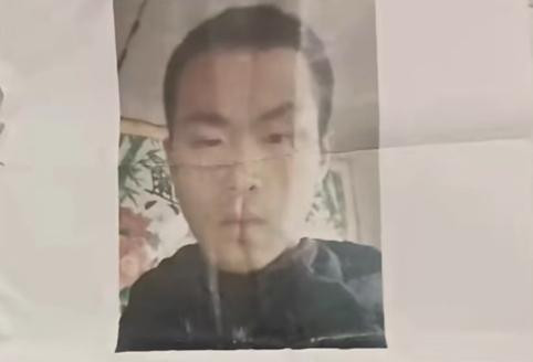 Ảnh người con trai mất tích của Yue được lan truyền trên mạng xã hội. Ảnh người con trai mất tích của Yue được lan truyền trên mạng xã hội.