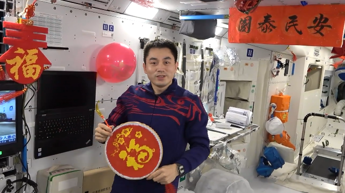 Ye Guangfu cầm món đồ trang trí hình chữ Phúc. Ảnh: CGTN Ye Guangfu cầm món đồ trang trí hình chữ Phúc. Ảnh: CGTN