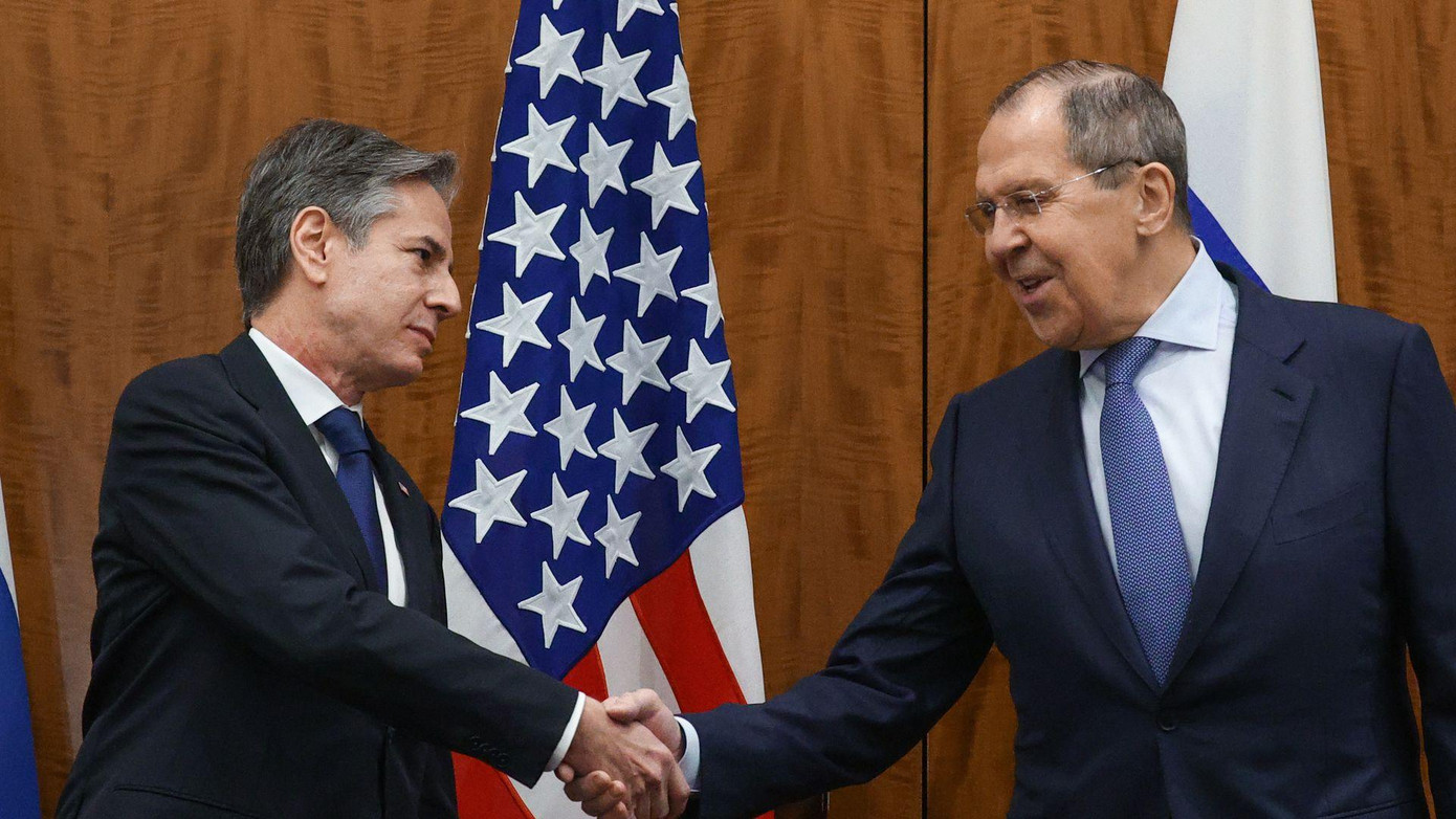 Ngoại trưởng Nga Sergey Lavrov (phải) và Ngoại trưởng Mỹ Antony Blinken (trái). Ảnh: Anadolu Agency
