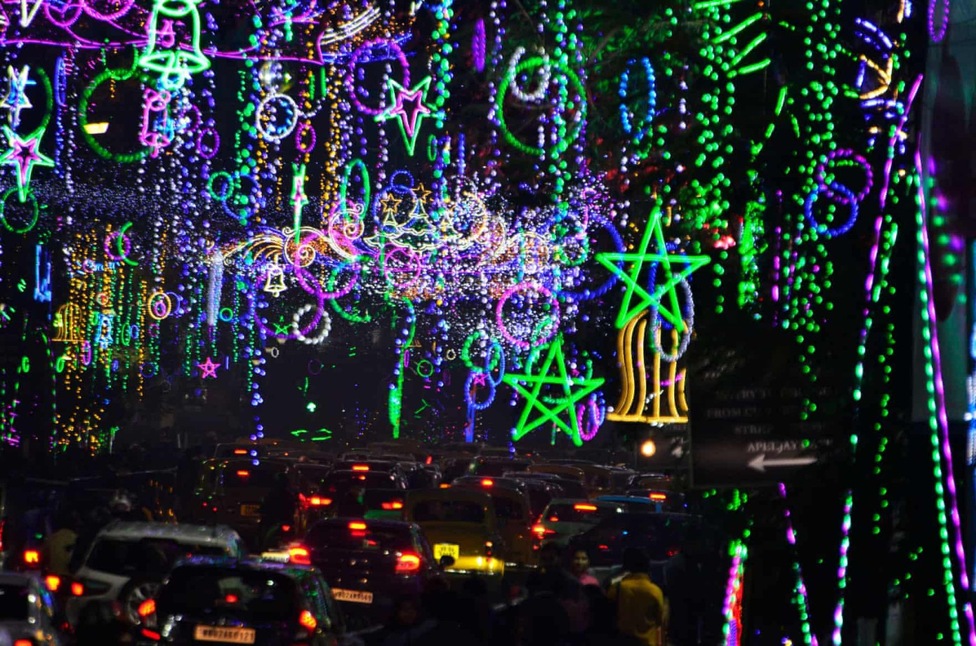 Đường phố Kolkata (Ấn Độ) trang hoàng rực rỡ. Ảnh: REX