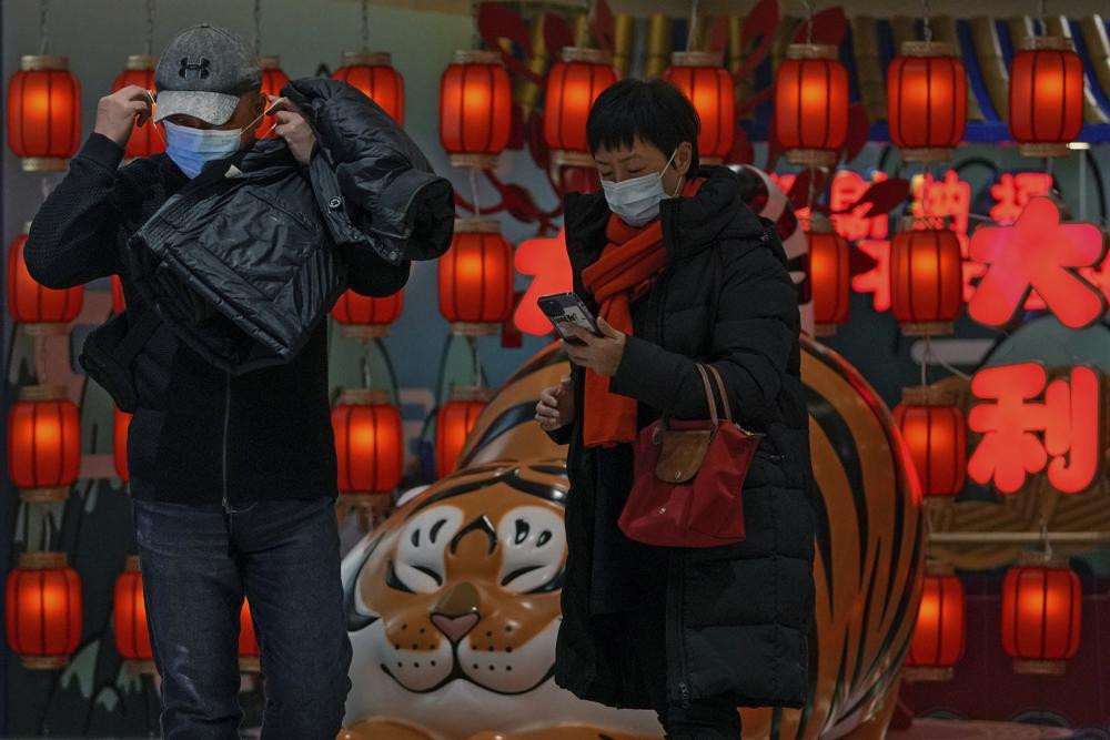 Người dân Bắc Kinh chuẩn bị đón Tết Nguyên đán. Ảnh: AP