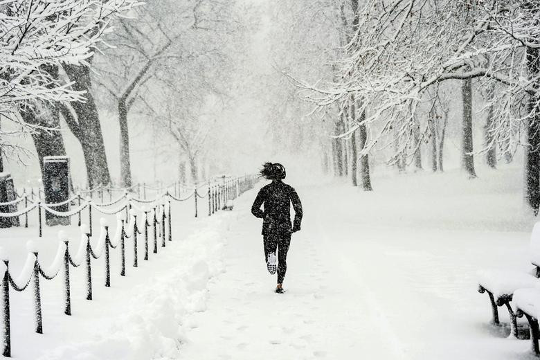 Austin Mansfield, một chuyên gia khí tượng ở bang Virginia, cho biết việc bão tuyết xảy ra vào thời điểm này trong năm là khá hiếm gặp. Ảnh: Reuters