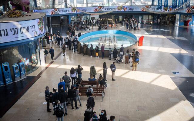 Cảnh xếp hàng xét nghiệm ở Jerusalem. Ảnh: Times of Israel