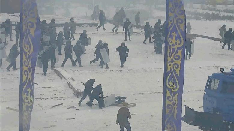 Lực lượng an ninh đối đầu với người biểu tình ở thành phố Aktobe. Ảnh: Reuters Lực lượng an ninh đối đầu với người biểu tình ở thành phố Aktobe. Ảnh: Reuters
