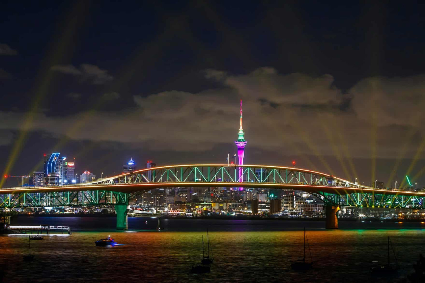 Trình diễn laser ở cầu cảng thành phố Auckland (New Zealand). Ảnh: Getty