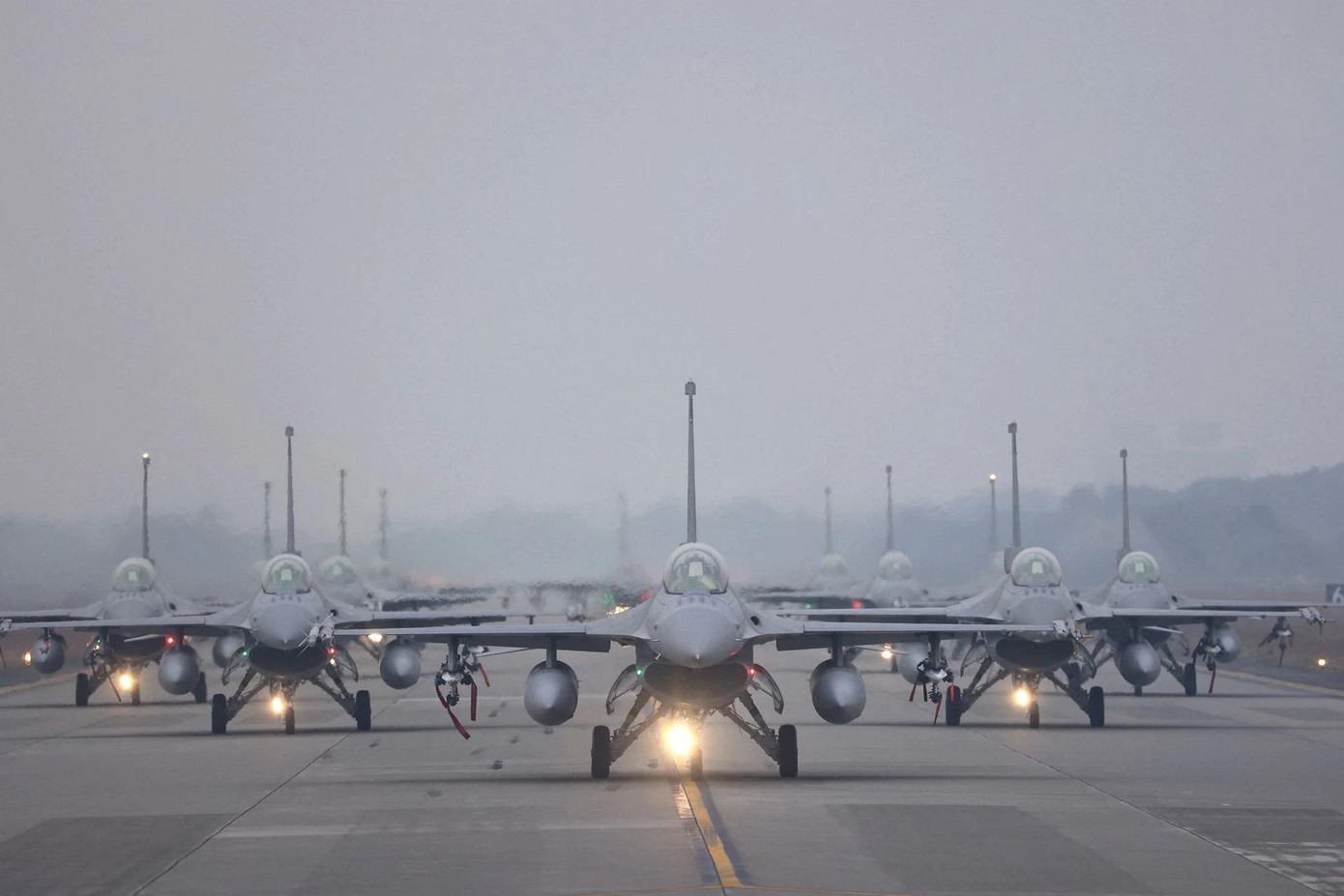 12 máy bay chiến đấu F-16V dàn hàng trong cuộc diễn tập ở Gia Nghĩa (Đài Loan, Trung Quốc) ngày 5/1. Ảnh: Reuters