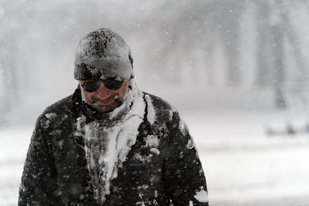 Tuyết bám trên mũ và áo người đi đường. Ảnh: AP
