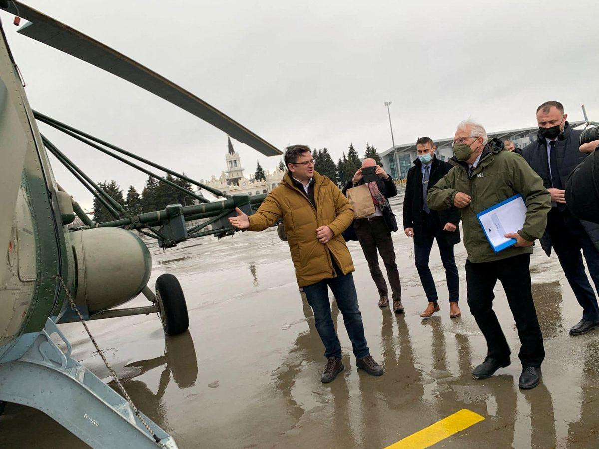 Ông Borrell (áo xanh lá) lên trực thăng cùng Ngoại trưởng Ukraine Dmytro Kuleba để đến Luhansk. Ảnh: Reuters Ông Borrell (áo xanh lá) lên trực thăng cùng Ngoại trưởng Ukraine Dmytro Kuleba để đến Luhansk. Ảnh: Reuters