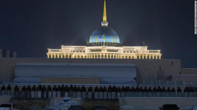 Lực lượng an ninh canh gác bên ngoài Dinh Tổng Thống Ak Orda (thủ đô Nur-Sultan). Ảnh: Tass Lực lượng an ninh canh gác bên ngoài Dinh Tổng Thống Ak Orda (thủ đô Nur-Sultan). Ảnh: Tass