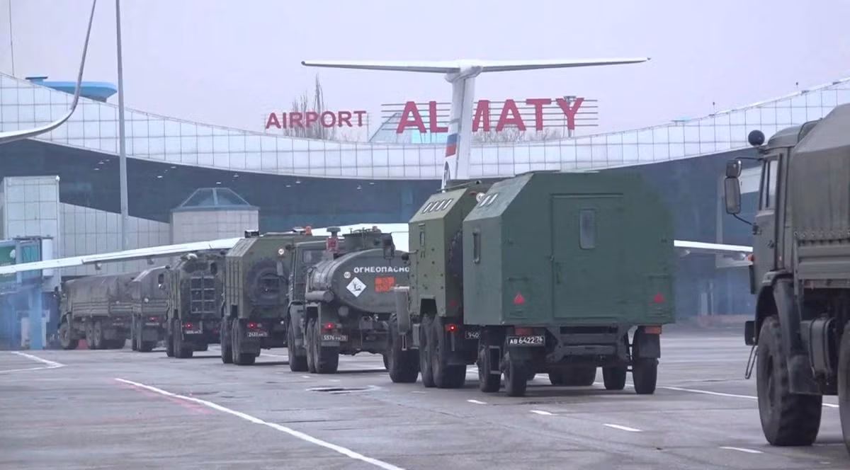 Lực lượng Nga bên ngoài sân bay thành phố Almaty. Ảnh: Reuters Lực lượng Nga bên ngoài sân bay thành phố Almaty. Ảnh: Reuters