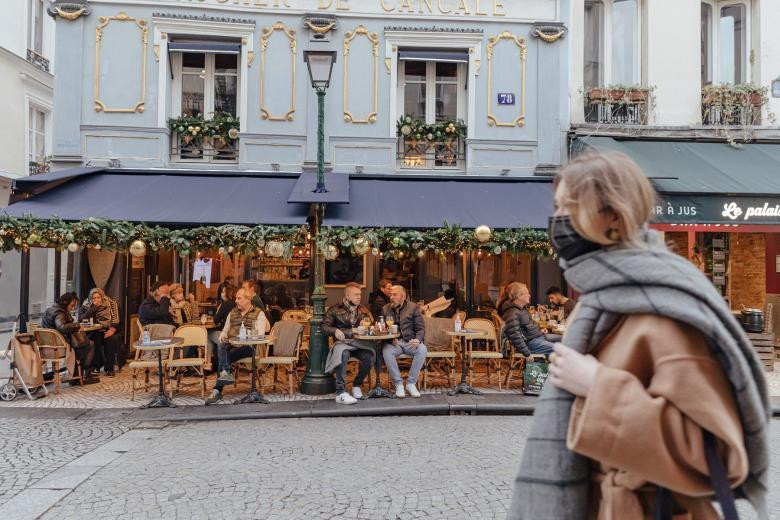 Người dân Paris (Pháp) ngồi uống cafe hôm 30/12. Ảnh: NY Times