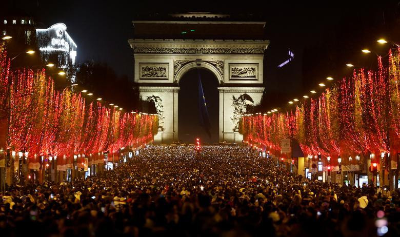 Người dân tụ tập đón giao thừa trên Đại lộ Champs-Elysees (Paris, Pháp) dù không có pháo hoa. Ảnh: Getty
