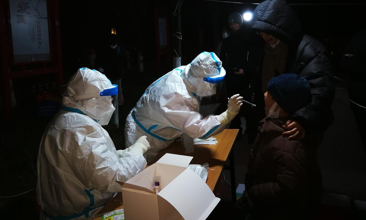 Người dân Thiên Tân được lấy mẫu xét nghiệm ngày 9/1. Ảnh: Global Times